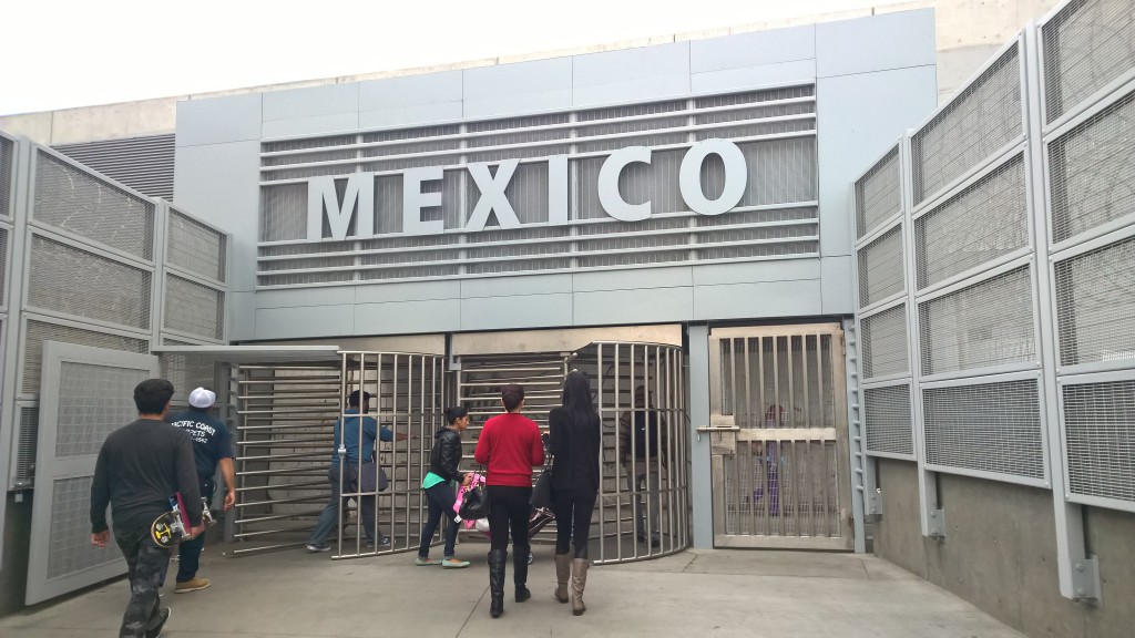 Der Eingang nach Mexiko erinnert stark an ein Gefängnis.