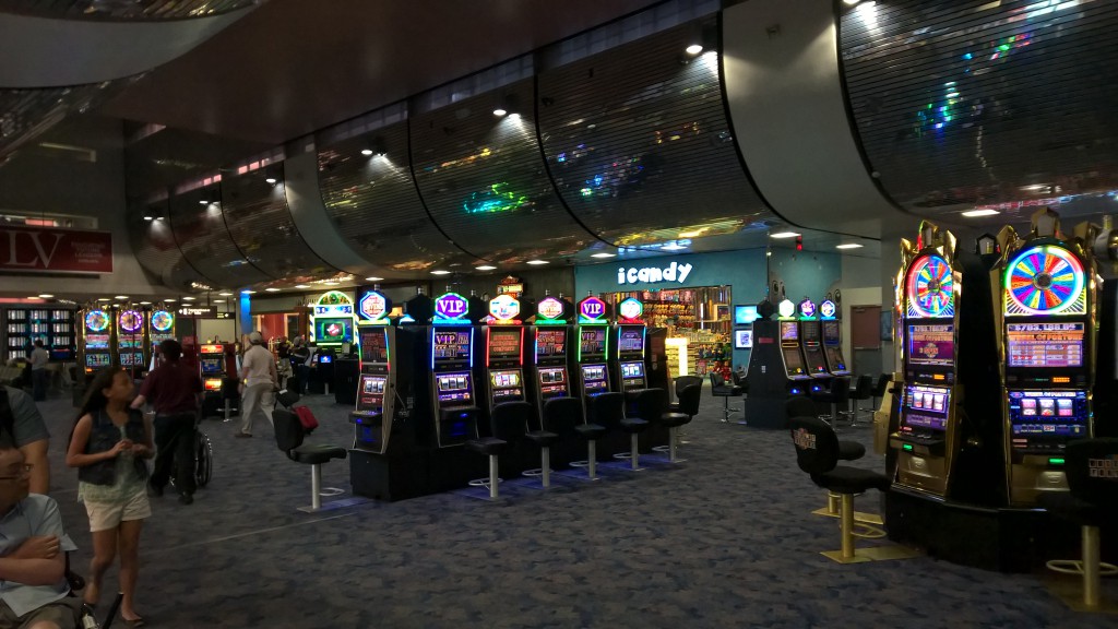 Spielautomaten mitten im Terminal.